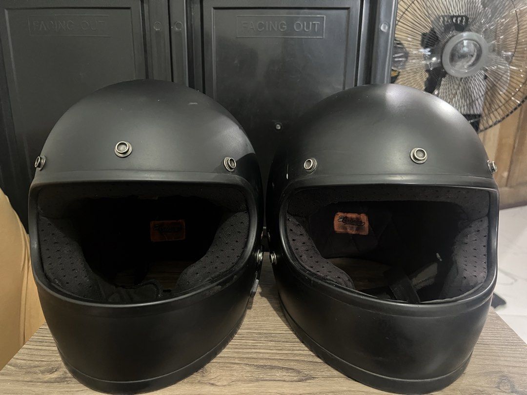 Bitwell Gringo Helmets (Category: Helmets and other Riding Gears) located in Quezon City. Submitted by terebells024 (Listing ID 1470648433, Image 1). Description: FOR SALE: Bitwell Gringo Helmets 🏍 💰 ₱10,000 for both helmets 📌 Available: 1 Small 1 Medium Condition: Needs washing With slight scratches Small size has a lock issue Honest posting lang para aware ang buyer sa condition. 😊 📍 Meet-up only: Commonwealth, Kristong Hari Pres. Corazon 