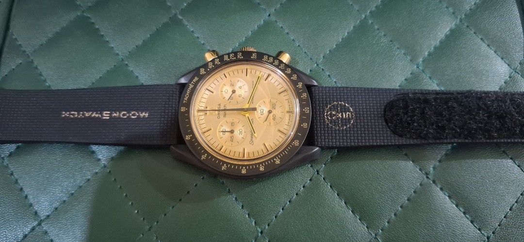 Black and Gold Watch (Category: Luxury Watches) located in Paranaque City. Submitted by finders_thriftersph (Listing ID 1470672475, Image 2). Description: .
