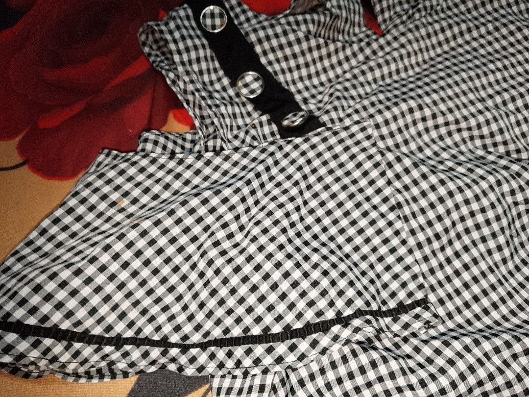 Black and white gingham off-shoulder blouse (Category: Blouses) located in Manila. Submitted by sevianna (Listing ID 1470652133, Image 3). Description: small - medium.