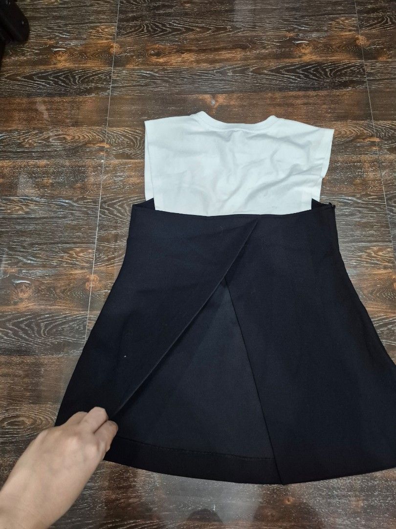 Black and White Long Blouse (Category: Blouses) located in Santa Cruz. Submitted by deenem (Listing ID 1470611490, Image 3). Description: Like New😍👌 No flaws👌 M on Tag Can fit M-L Asian (Measurements laid flat in inches) Bust: 17 Lenght: 28.