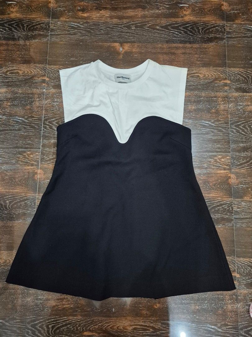 Black and White Long Blouse (Category: Blouses) located in Santa Cruz. Submitted by deenem (Listing ID 1470611490, Image 2). Description: Like New😍👌 No flaws👌 M on Tag Can fit M-L Asian (Measurements laid flat in inches) Bust: 17 Lenght: 28.