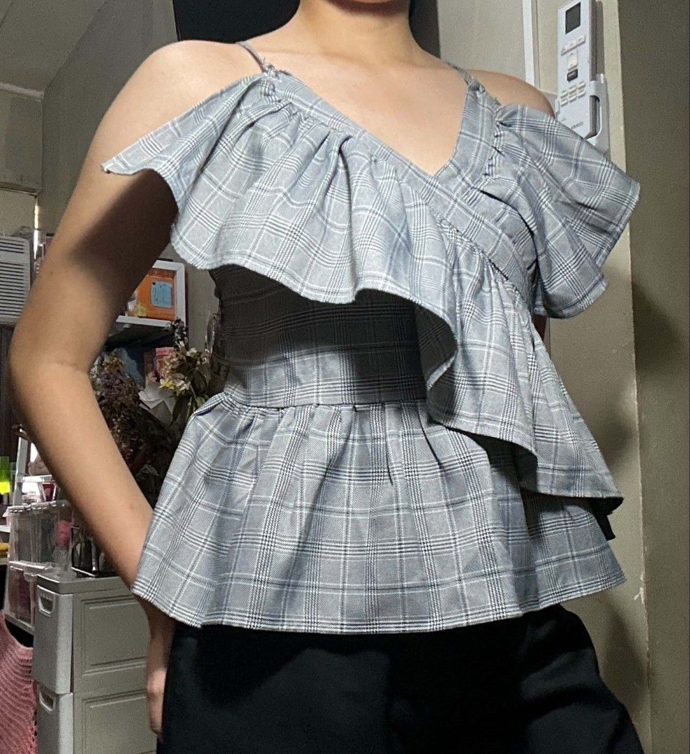 Black and White V-Neck Ruffle Top (Category: Blouses) located in Mandaluyong City. Submitted by lovedbychiena (Listing ID 1470676387, Image 1). Description: Size: Medium 📩 Message for more information/size clarifications 📍Mandaluyong City 💸 Gcash/BPI 🚚 Jnt / Lalamove /Pick-up.