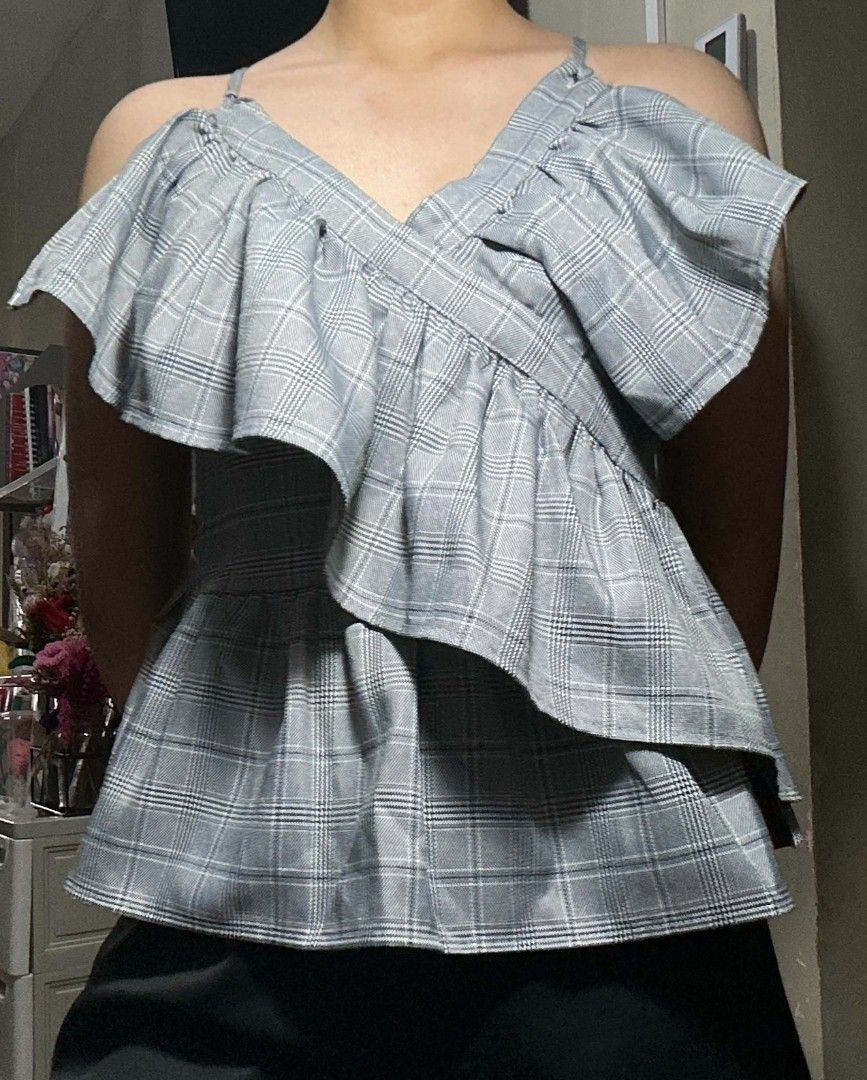 Black and White V-Neck Ruffle Top (Category: Blouses) located in Mandaluyong City. Submitted by lovedbychiena (Listing ID 1470676387, Image 2). Description: Size: Medium 📩 Message for more information/size clarifications 📍Mandaluyong City 💸 Gcash/BPI 🚚 Jnt / Lalamove /Pick-up.