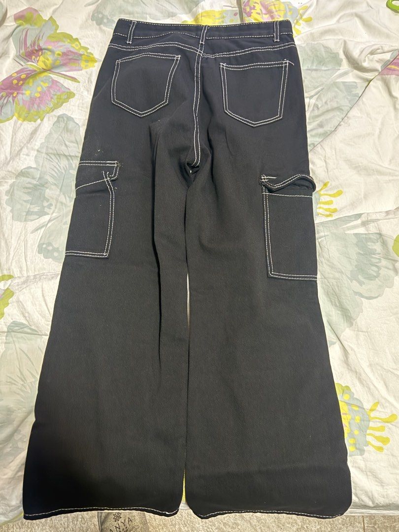 Black Cargo Pants with White Stitching Size L (Category: Jeans) located in Imus. Submitted by jaimeenrico8 (Listing ID 1470577086, Image 3). Description: .