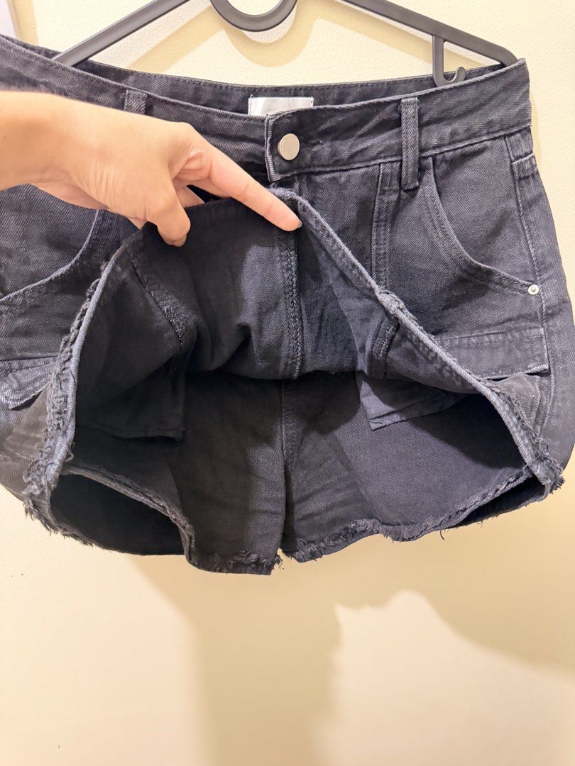 Black Cargo Skort (Category: Skirts) located in Manila. Submitted by xmagic.shopx (Listing ID 1470586400, Image 3). Description: Hard Denim Black na black Not Faded.