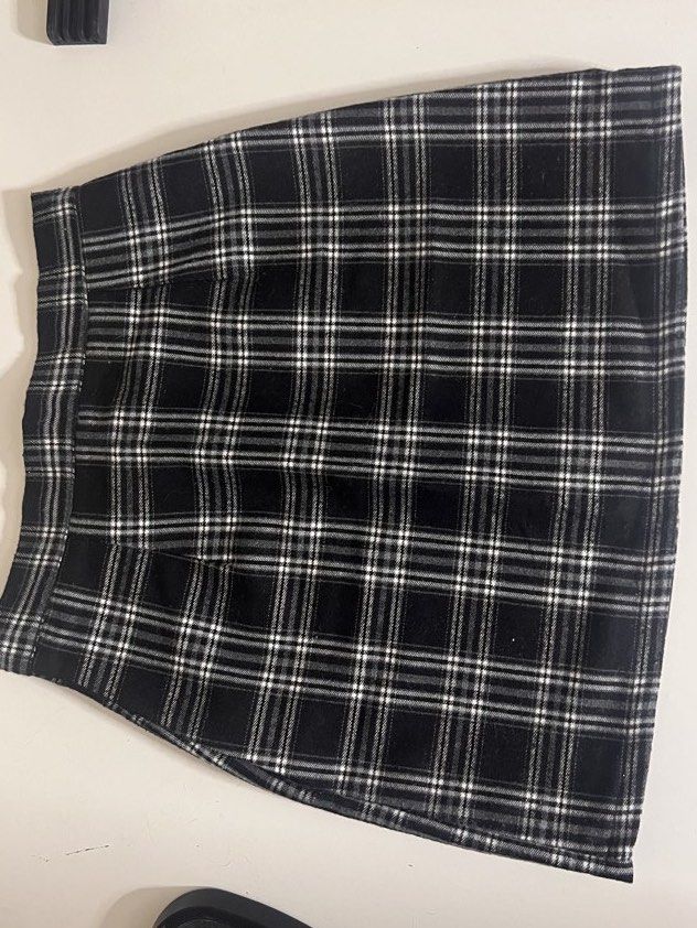 black checkered plaid skirt (Category: Skirts) located in Muntinlupa City. Submitted by remshop (Listing ID 1470705602, Image 1). Description: .