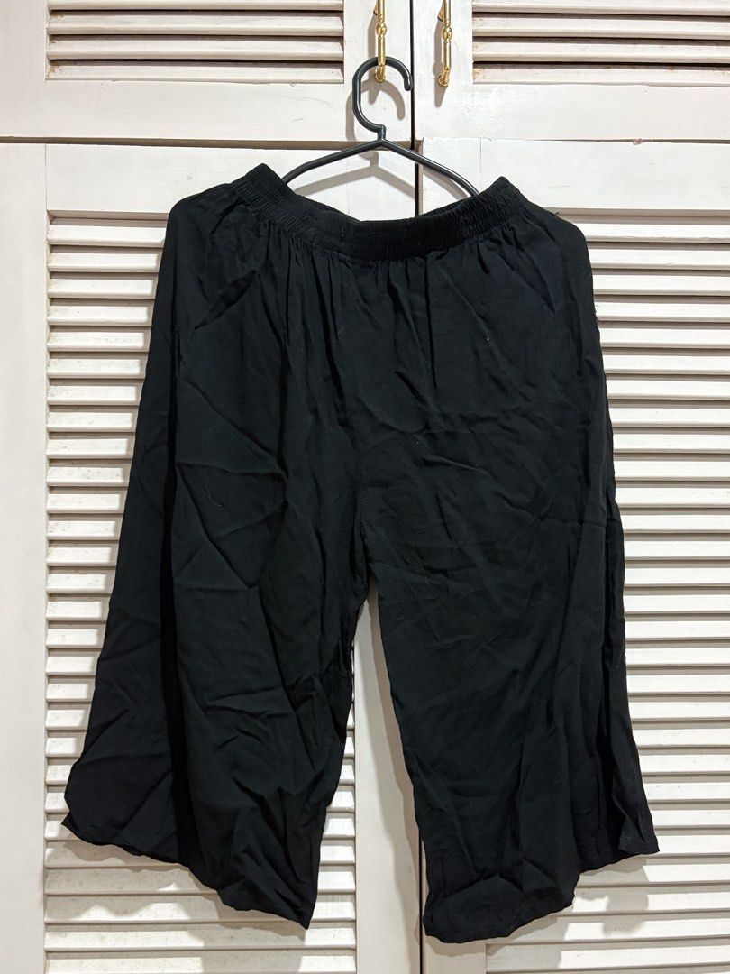 Black Cropped Wide Leg Pants with Drawstring (Category: Jeans) located in Muntinlupa City. Submitted by sukimum (Listing ID 1470668550, Image 2). Description: Black lightweight cotton capri pants. Has minor fabric rubs on the right pocket probably due to washing.