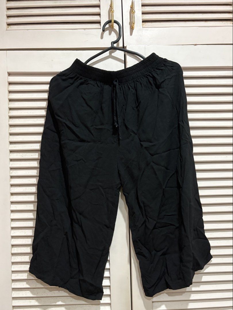 Black Cropped Wide Leg Pants with Drawstring (Category: Jeans) located in Muntinlupa City. Submitted by sukimum (Listing ID 1470668550, Image 1). Description: Black lightweight cotton capri pants. Has minor fabric rubs on the right pocket probably due to washing.