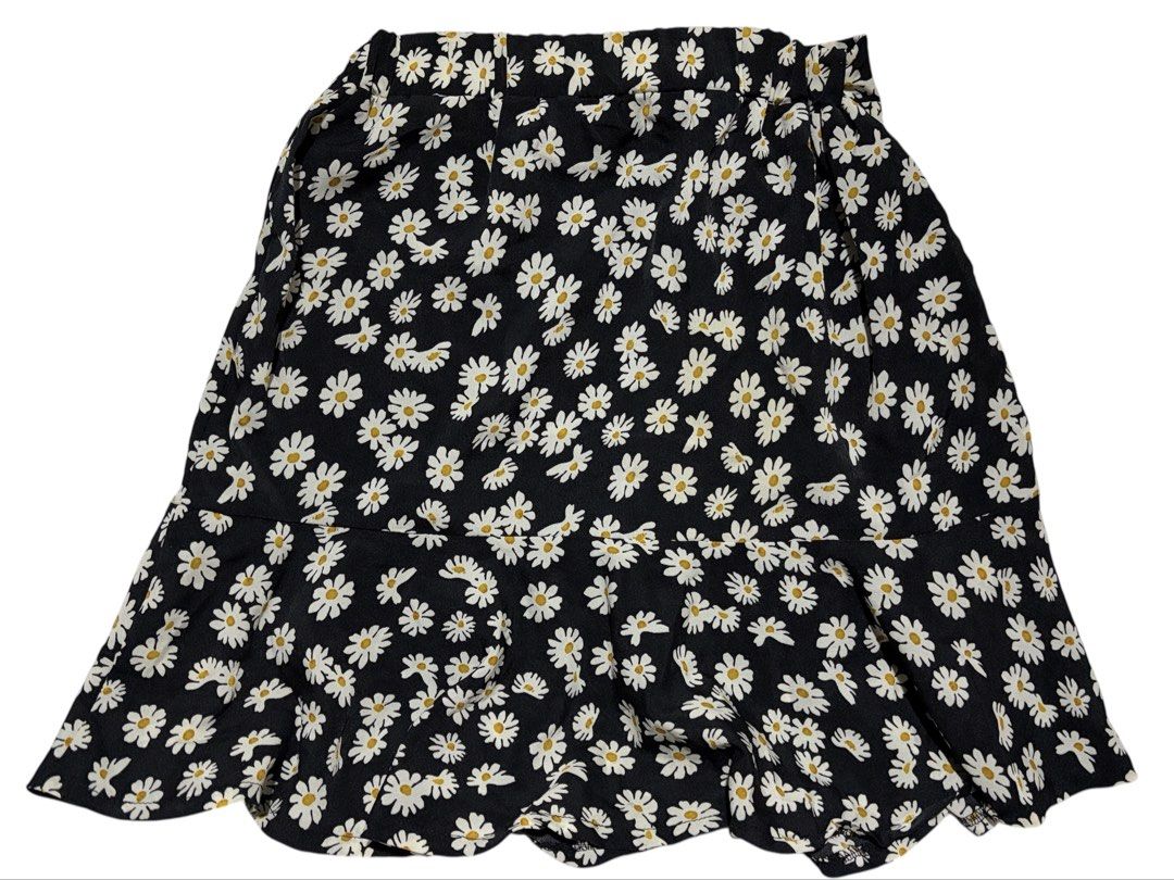 Black Daisy Print Ruffle Hem Mini Skirt (Category: Skirts) located in Cavite. Submitted by grandearth.39df3f (Listing ID 1470677673, Image 2). Description: - Style: Black mini skirt with all-over white daisy print - Fit: Comfortable elastic waistband and flared ruffle hem - Coverage: Built-in black inner lining shorts underneath - Material: Lightweight and breathable fabric - Vibe: Cute, casual, and easy to style.