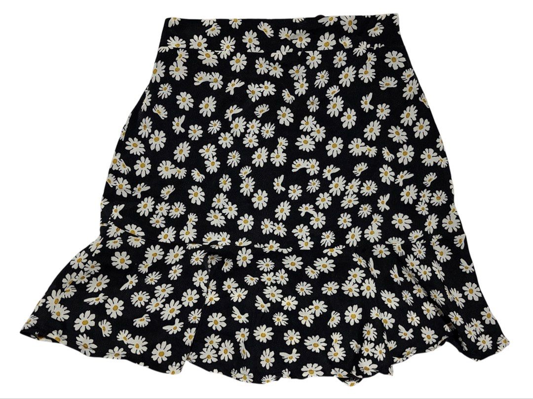 Black Daisy Print Ruffle Hem Mini Skirt (Category: Skirts) located in Cavite. Submitted by grandearth.39df3f (Listing ID 1470677673, Image 1). Description: - Style: Black mini skirt with all-over white daisy print - Fit: Comfortable elastic waistband and flared ruffle hem - Coverage: Built-in black inner lining shorts underneath - Material: Lightweight and breathable fabric - Vibe: Cute, casual, and easy to style.