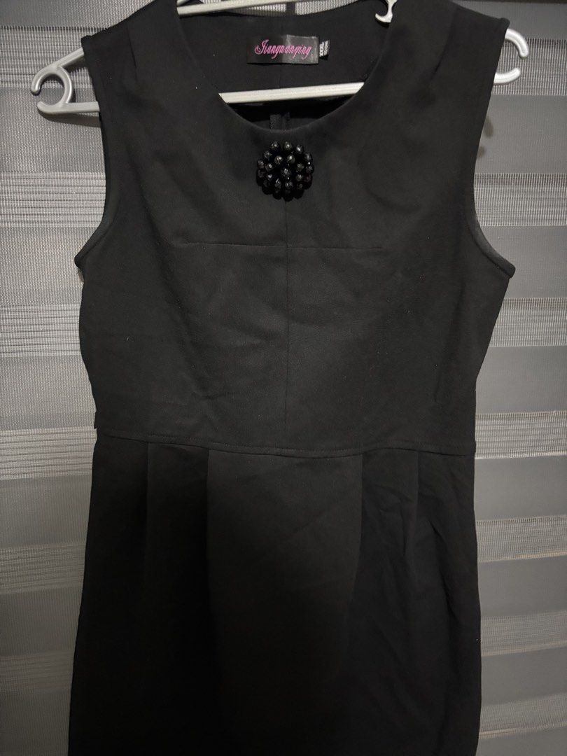 black dress (Category: Dresses) located in Manila. Submitted by iyahpreloved_ (Listing ID 1470687540, Image 1). Description: fits to L-XL.
