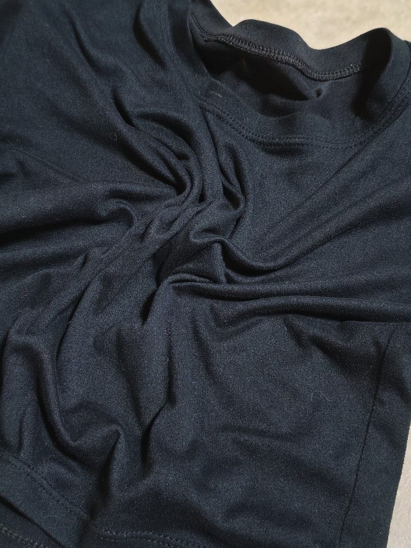 Black fitted top for women (Category: Shirts) located in Las Pinas. Submitted by dnbrbnt (Listing ID 1470654256, Image 2). Description: .