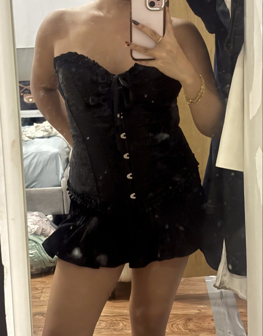 Black Jacquard Bustier Corset Top with Front Busk Closure (Category: Sleeveless) located in Makati City. Submitted by _seaan (Listing ID 1470701271, Image 2). Description: 🖤 BLACK CORSET TOP FOR SALE 🖤 Perfect for Halloween or your next night out! 🕷️✨ 🖤 Size: Medium to Large (M-L) 🖤 Perfect for Halloween costumes, parties, or a chic gothic look!.
