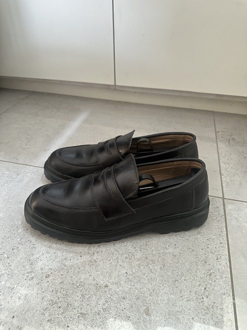 Black Leather Chunky Sole Penny Loafers (Category: Dress Shoes) located in Makati City. Submitted by renzmoj (Listing ID 1470696983, Image 2). Description: PRODIGY Penny Loafers - Triple Black - Size US 7 (26CM) Mas malaki yung size nya in actual, but in cm size is 26cm..