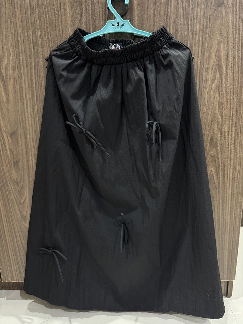 Black maxi skirt (Category: Skirts) located in Pasig City. Submitted by kodak.blue (Listing ID 1470685122, Image 1). Description: .