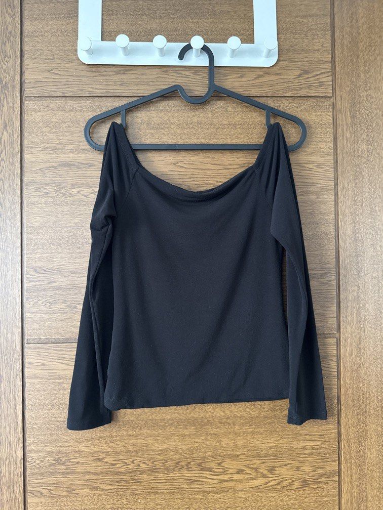 Black off shoulder longsleeves top (Category: Longsleeves) located in Manila. Submitted by namiskyumi (Listing ID 1470622607, Image 1). Description: - Fits small/medium.