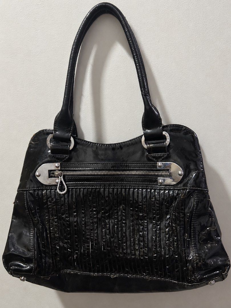 Black Patent Leather Shoulder Bag (Category: Shoulder Bags) located in Manila. Submitted by milkteeth (Listing ID 1470627138, Image 1). Description: - has pleated lower panel with fully functional silver hardware - ideal for alternative / goth / punk ppl.