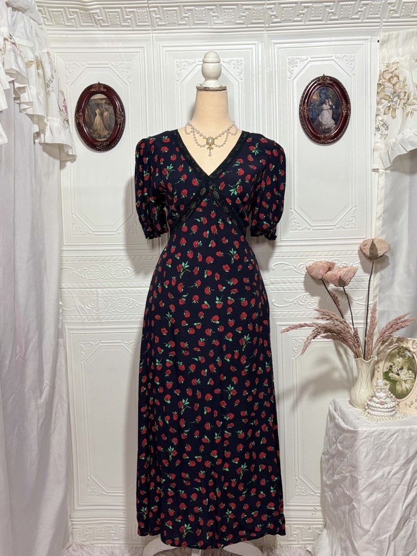 Black Rose Printed Maxi Dress (Category: Dresses) located in San Jose. Submitted by vintagely_retro (Listing ID 1470651107, Image 1). Description: Comfy cotton-like fabric | no lining | back zip Flaw: some runs on the back part Measurements: Frame Medium Bust 34-36” Waist 28-30” Length 49”.