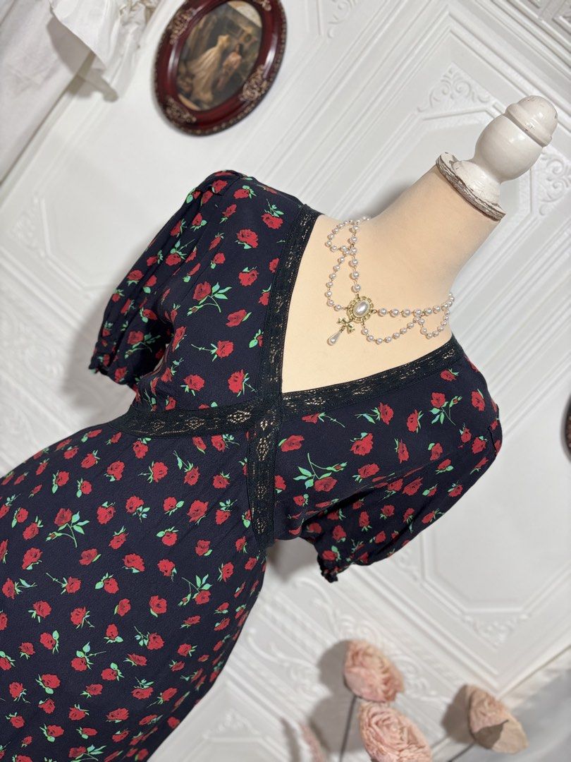 Black Rose Printed Maxi Dress (Category: Dresses) located in San Jose. Submitted by vintagely_retro (Listing ID 1470651107, Image 2). Description: Comfy cotton-like fabric | no lining | back zip Flaw: some runs on the back part Measurements: Frame Medium Bust 34-36” Waist 28-30” Length 49”.