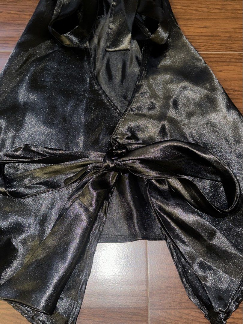 Black Satin Halter Top with Back Bow (Category: Sleeveless) located in Antipolo. Submitted by yhbc08 (Listing ID 1470614739, Image 2). Description: RFS: declutter ✨ ✅Style: Black satin halter top with a glossy, soft finish ✅Detail: Large statement bow at the back ✅Fit: Open-back design with adjustable ribbon closures ✅Perfect for: Date nights, parties, and evening events ✔️ Slight distressed fabric on the front left side, but not so noticeable wh