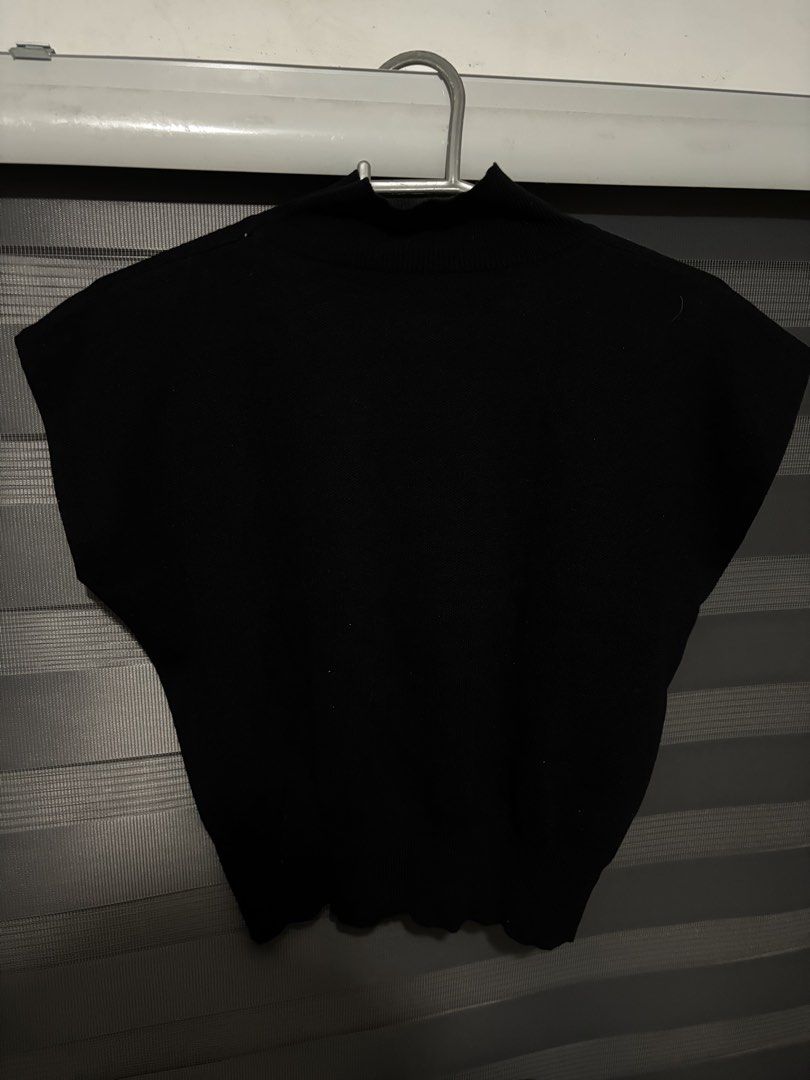 black turtle neck top (Category: Others Tops) located in Manila. Submitted by iyahpreloved_ (Listing ID 1470701599, Image 2). Description: free size!.