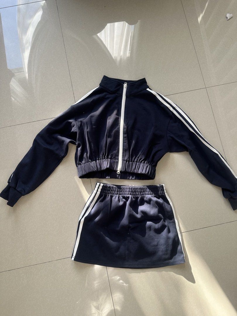 Blue set (Category: Sets or Coordinates) located in Quezon City. Submitted by byzeya (Listing ID 1470654651, Image 2). Description: ✨ Gently used and well cared for. ✨ Please manage expectations as this is a pre-loved item. 📌 Please note: • Actual color may vary slightly due to lighting. • Please check measurements before purchasing. • No return/refund once sold. 📩 DM to claim. First to pay gets the item.