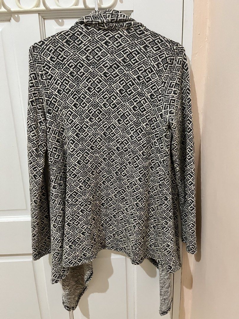 Bobeau Ivory Black Asymmetrical One Button Cardigan Flowy Size Large (Category: Coats, Jackets and Outerwear) located in San Pablo. Submitted by restoredchic (Listing ID 1470678664, Image 2). Description: Bobeau Asymmetrical Open Front / One-Button Draped Waterfall Cardigan featuring a distinctive black and white geometric patterned knit. It features a relaxed, flowy silhouette with long sleeves and a draped, cascading asymmetric hemline typical 