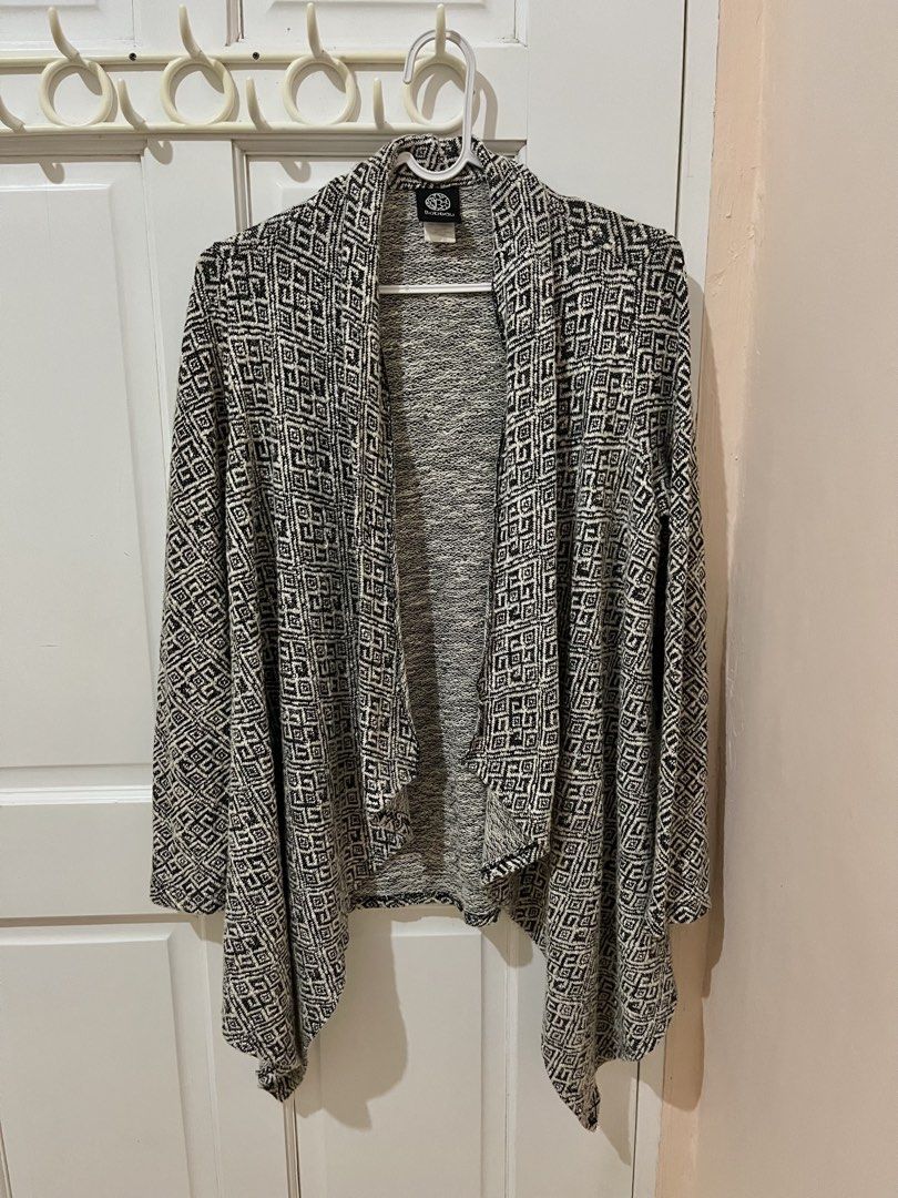 Bobeau Ivory Black Asymmetrical One Button Cardigan Flowy Size Large (Category: Coats, Jackets and Outerwear) located in San Pablo. Submitted by restoredchic (Listing ID 1470678664, Image 1). Description: Bobeau Asymmetrical Open Front / One-Button Draped Waterfall Cardigan featuring a distinctive black and white geometric patterned knit. It features a relaxed, flowy silhouette with long sleeves and a draped, cascading asymmetric hemline typical 