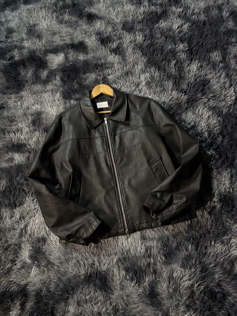 BOLLEN JACKET (Category: Activewear) located in Maran. Submitted by justdropin (Listing ID 1470672739, Image 2). Description: PIT 23.5 LABUH 25 PREFER M/L CONDITION 9/10 SOLID .