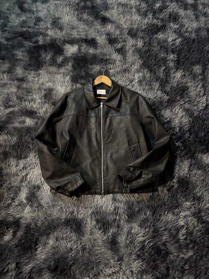 BOLLEN JACKET (Category: Activewear) located in Maran. Submitted by justdropin (Listing ID 1470672739, Image 1). Description: PIT 23.5 LABUH 25 PREFER M/L CONDITION 9/10 SOLID .