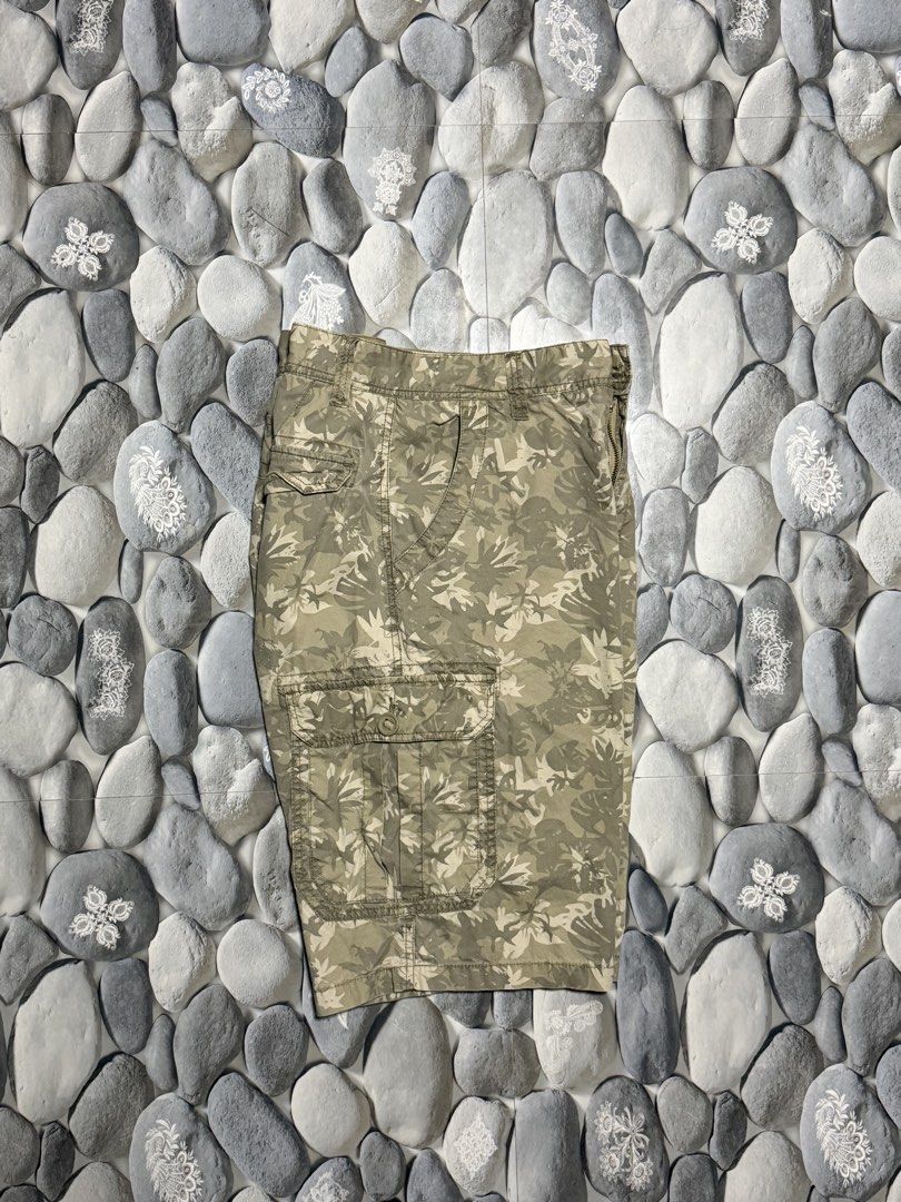 Bosini (Category: Shorts) located in Angeles City. Submitted by afterwear.thrift (Listing ID 1470634648, Image 3). Description: Bosini W -33” L-23” Leg Opening - 10”.