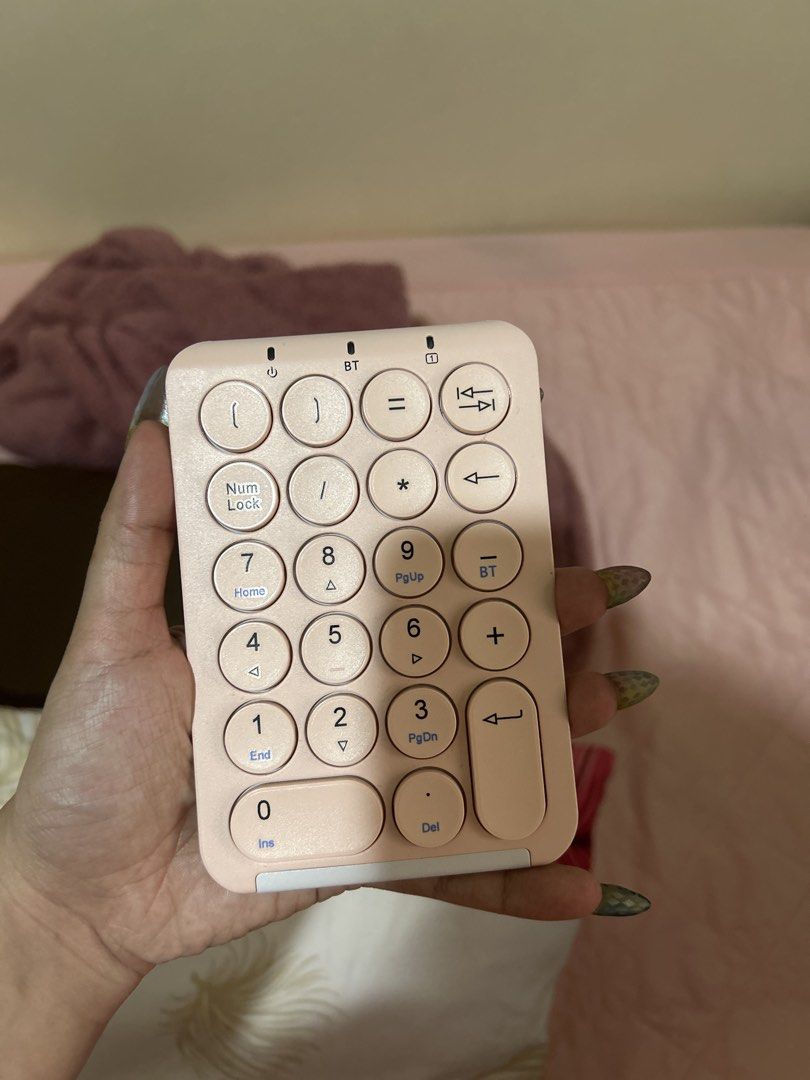BOW Pink Wireless Bluetooth Numeric Keypad Number Pad (Category: Computer Keyboard) located in Mataasnakahoy. Submitted by monoky (Listing ID 1470485106, Image 3). Description: BOW Numpad – Pink 🎀 ₱300 - Last Price * Cute pink color * Compact and space-saving * Perfect for pink desk setups Condition: Pre-loved 📌 Please manage your expectations as this is a second-hand item. Feel free to message for more details or photos before purchasing! BUYE