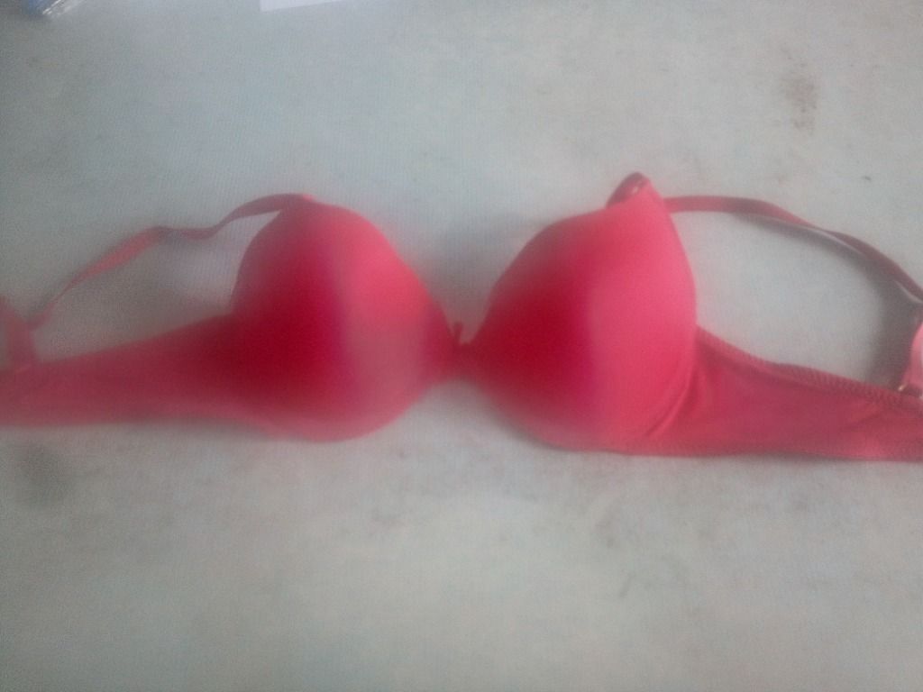 Bra US BNEW (34B) (Category: Undergarments & Loungewear) located in Los Banos. Submitted by mania-62906 (Listing ID 1470593361, Image 1). Description: Bnew. US 34B red. Glossy ( bought it a dept store selling US surplus tears ago) Excellent condition.