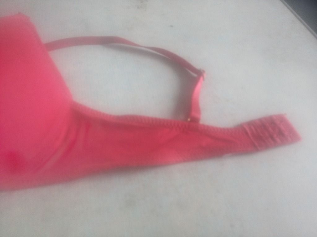 Bra US BNEW (34B) (Category: Undergarments & Loungewear) located in Los Banos. Submitted by mania-62906 (Listing ID 1470593361, Image 2). Description: Bnew. US 34B red. Glossy ( bought it a dept store selling US surplus tears ago) Excellent condition.