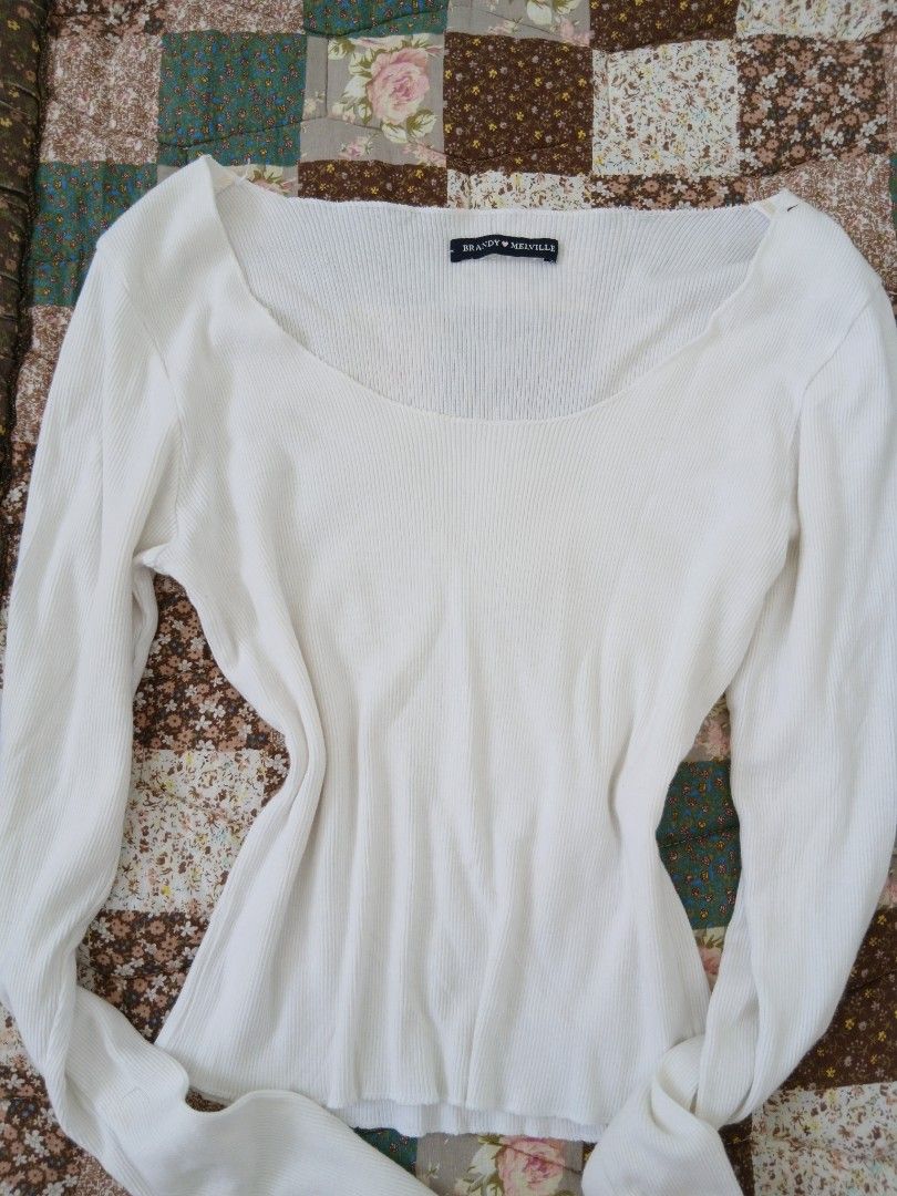 Brandy Melville White Ribbed Long Sleeve Top (Category: Longsleeves) located in Caloocan City. Submitted by emmanmanila (Listing ID 1470637301, Image 1). Description: - Brand: Brandy Melville - Color: Classic White - Material: Soft, stretchy ribbed knit - Design: Wide scoop neckline with a flattering fitted silhouette - Versatility: Essential wardrobe staple, perfect for layering or solo wear.