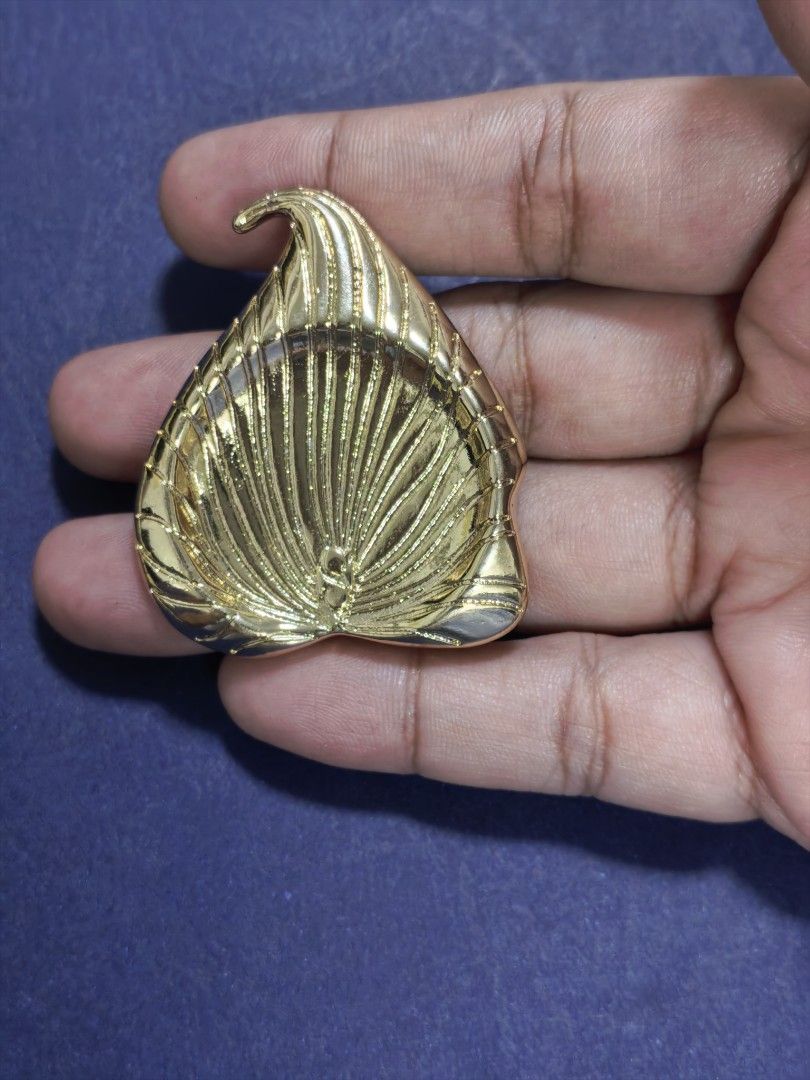 Brooch Pin Gold Tone Leaf (Category: Brooches) located in Taguig. Submitted by jeannescarlet (Listing ID 1470615763, Image 1). Description: 💎Brand New 💎Alloy Material.