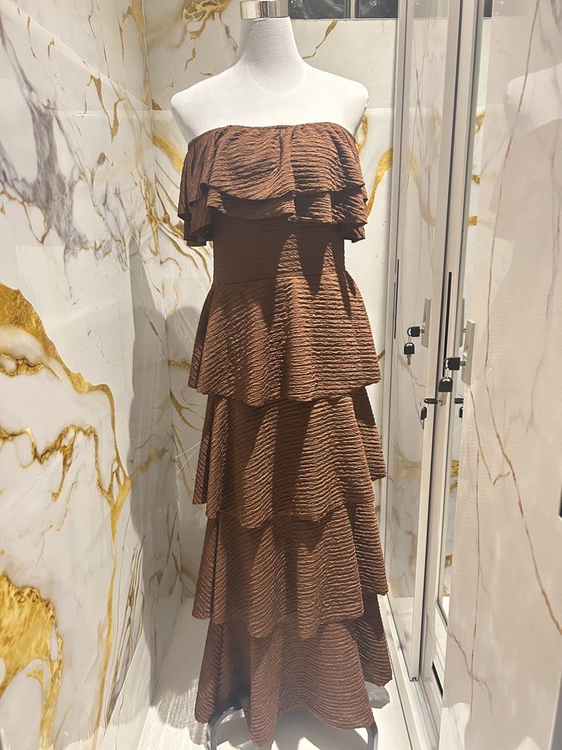 Brown Ruffled Layered Dress (Category: Dresses) located in Cavite. Submitted by ukeyks (Listing ID 1470669578, Image 2). Description: - Style: Strapless tube dress with all-over textured fabric - Design: Multiple stylish ruffled layers down the body - Size: Best fits Small to Medium frames .