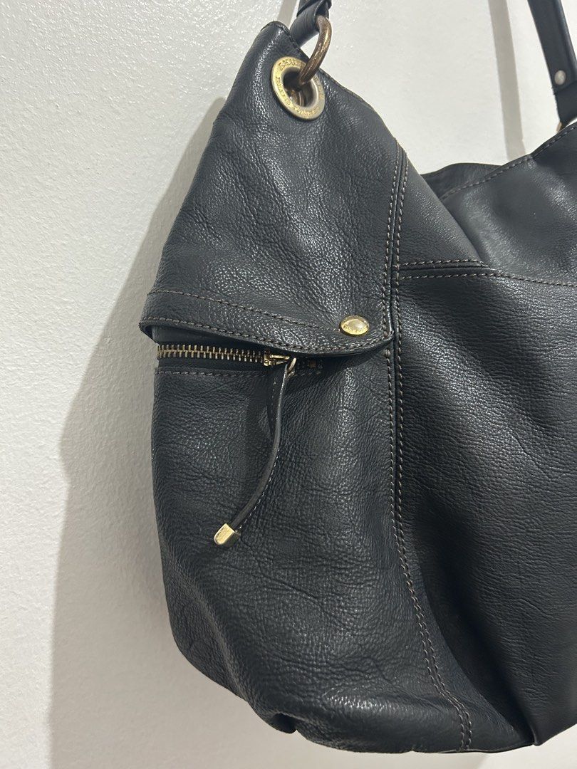 Burberry Blue Label Black Leather Shoulder Bag (Category: Luxury Bags & Wallets) located in Angeles City. Submitted by cassey_phoenix (Listing ID 1470682090, Image 3). Description: - Authentic Burberry Blue Label shoulder bag in classic black leather - Eye-catching gold-tone hardware featuring the prominent equestrian knight logo emblem - Convenient zip pockets on both sides with stylish leather pull tabs - Secure single shoulder strap attached w