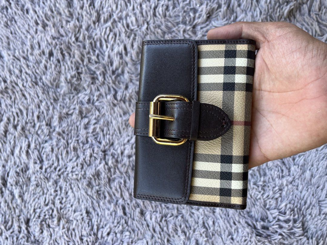 BURBERRY HAYMARKET WALLET (Category: Luxury Bags & Wallets) located in Dipolog. Submitted by janja2002 (Listing ID 1470700270, Image 2). Description: BRANDNEW DEADSTOCK.