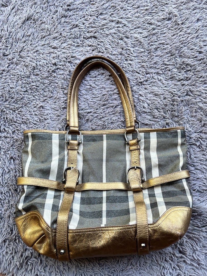 BURBERRY SHIMMER HOUSE BAG (Category: Shoulder Bags) located in Dipolog. Submitted by janja2002 (Listing ID 1470699761, Image 1). Description: EXCELLENT CONDITION.