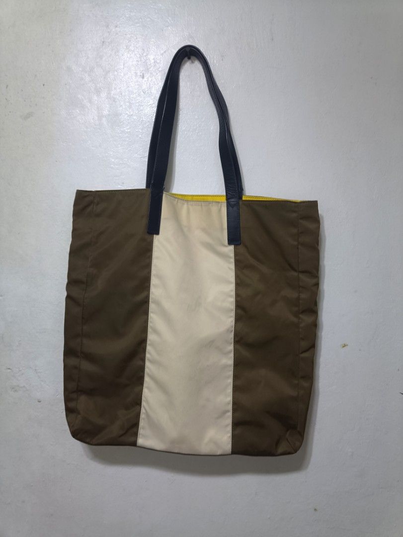 Burberry tote bag (Category: Luxury Bags & Wallets) located in Muntinlupa City. Submitted by kamiseta01 (Listing ID 1470636563, Image 1). Description: authentic Burberry tote bag nylon material details posted leather handle.