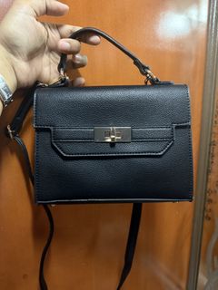 (Category: ) located in . Submitted by aprilluxcloset0812 (Listing ID 1470608696, Image 1). Description: .