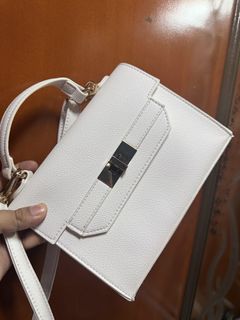 (Category: ) located in . Submitted by aprilluxcloset0812 (Listing ID 1470608875, Image 1). Description: .