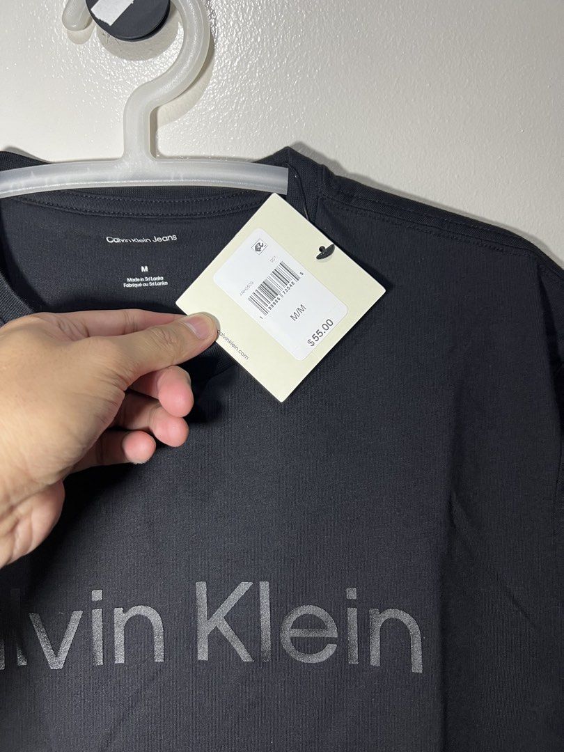 CALVIN KLEIN (Category: Tshirts & Polo Shirts ) located in Pasay City. Submitted by pt6nation (Listing ID 1470716573, Image 2). Description: 🔥 CALVIN KLEIN 🔥 ✨ LEGIT & AUTHENTIC ✨ Super fresh from Vancouver, Canada! 🇨🇦 👕 Size: Medium (M) — Men 💰 YOURS FOR ONLY ₱1,850 lang. 🥰 Perfek na perfek pang Christmas gift! 😍 🚚 DELIVERY AVAILABLE; ✅ Lalamove — within Metro Manila ✅ J&T Express — outside Metro Manila #CalvinKlein #MensShirt #Authenti