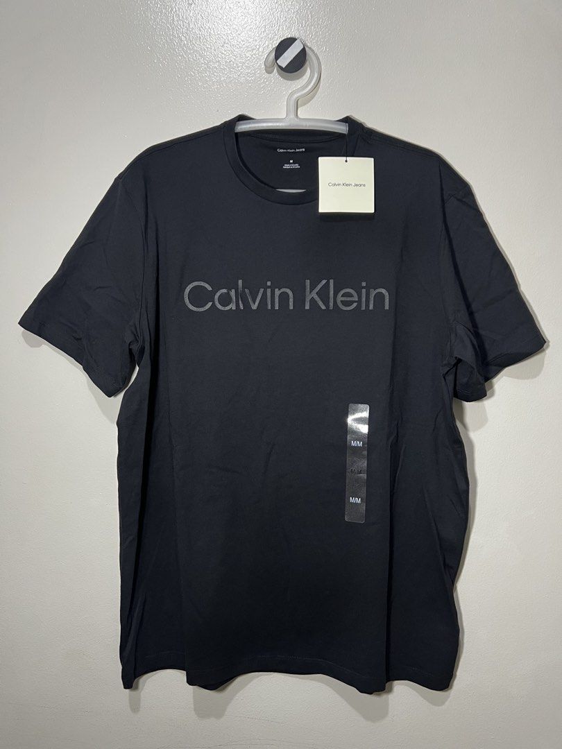 CALVIN KLEIN (Category: Tshirts & Polo Shirts ) located in Pasay City. Submitted by pt6nation (Listing ID 1470716573, Image 1). Description: 🔥 CALVIN KLEIN 🔥 ✨ LEGIT & AUTHENTIC ✨ Super fresh from Vancouver, Canada! 🇨🇦 👕 Size: Medium (M) — Men 💰 YOURS FOR ONLY ₱1,850 lang. 🥰 Perfek na perfek pang Christmas gift! 😍 🚚 DELIVERY AVAILABLE; ✅ Lalamove — within Metro Manila ✅ J&T Express — outside Metro Manila #CalvinKlein #MensShirt #Authenti