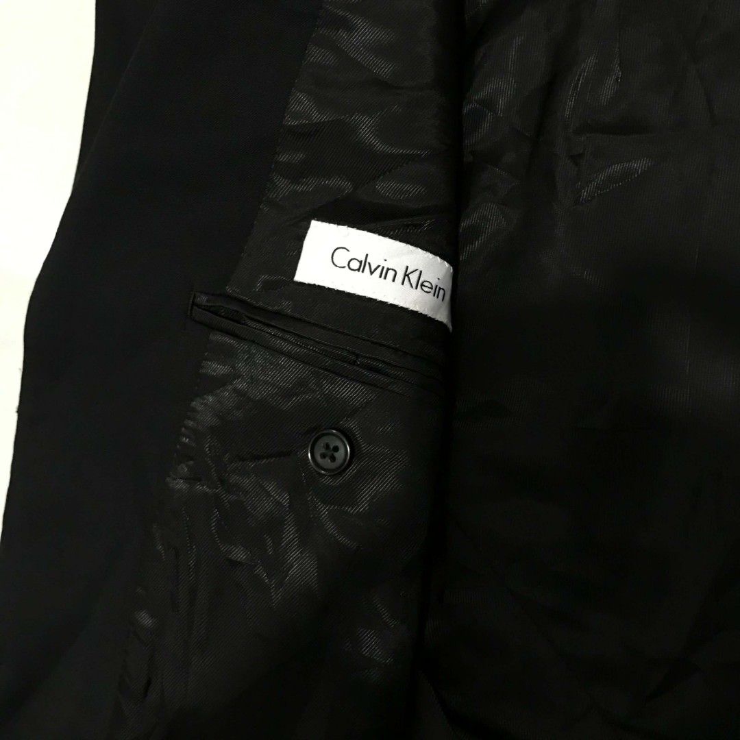 CALVIN KLEIN COAT BLAZER SUIT FORMAL MEDIUM TO LARGE (Category: Coats, Jackets and Outerwear) located in Cavite. Submitted by justthrift06 (Listing ID 1470649372, Image 3). Description: DIMENSION 21X30 GOOD CONDITION SHIPPING NATIONWIDE.
