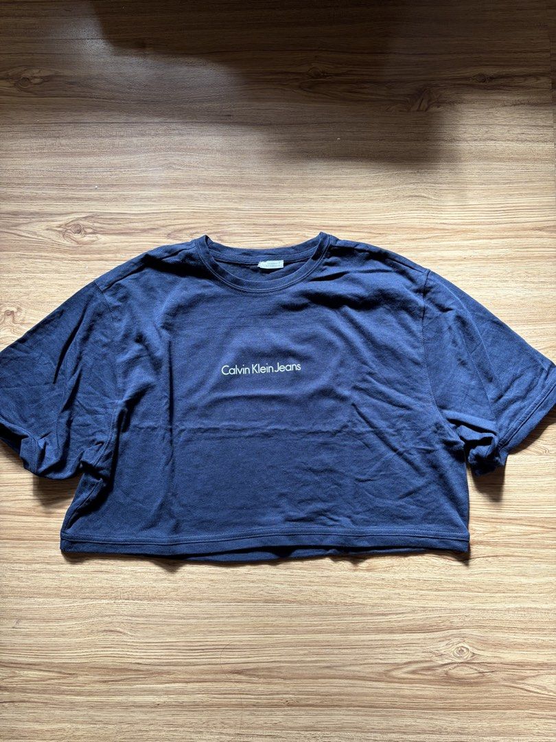 Calvin Klein Hanging Top (Category: Shirts) located in San Pedro. Submitted by nikkiabc.777 (Listing ID 1470742092, Image 1). Description: Calvin Klein Jean Hanging Top color: black sizes available: 1 small, 1 medium - thick fabric.