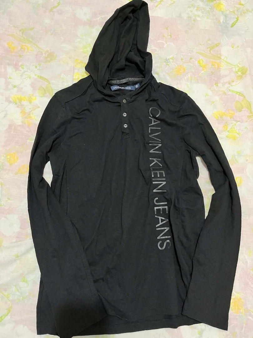 Calvin klein Long sleeve hoodie (Category: Activewear) located in Bulacan. Submitted by chi.cheezi.choko (Listing ID 1470577123, Image 1). Description: large size cotton fabric no when worn.