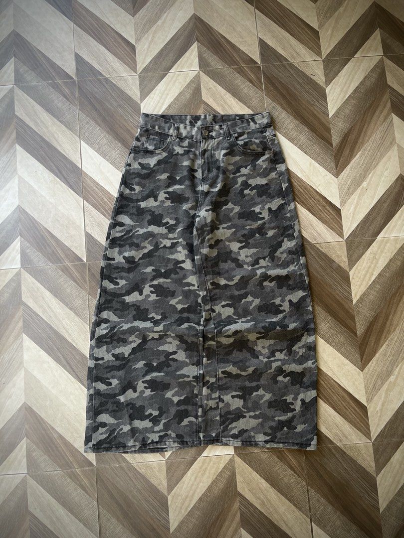 Camouflage Baggy Jeans (Category: Jeans) located in Pagadian. Submitted by thrift.wrld (Listing ID 1470652938, Image 1). Description: ( Camouflage Baggy Jeans ) Dimensions: • Waist: 33 • Length: 41 • Thigh: 14 • Hem: 13 Drop Prices: • Mine: 500 + ₱9O shipping fee (sf) Details: • 1O/1O Color rate • Flawless, As new condition with zero flaws • Need wash • Semi Hard Denim.