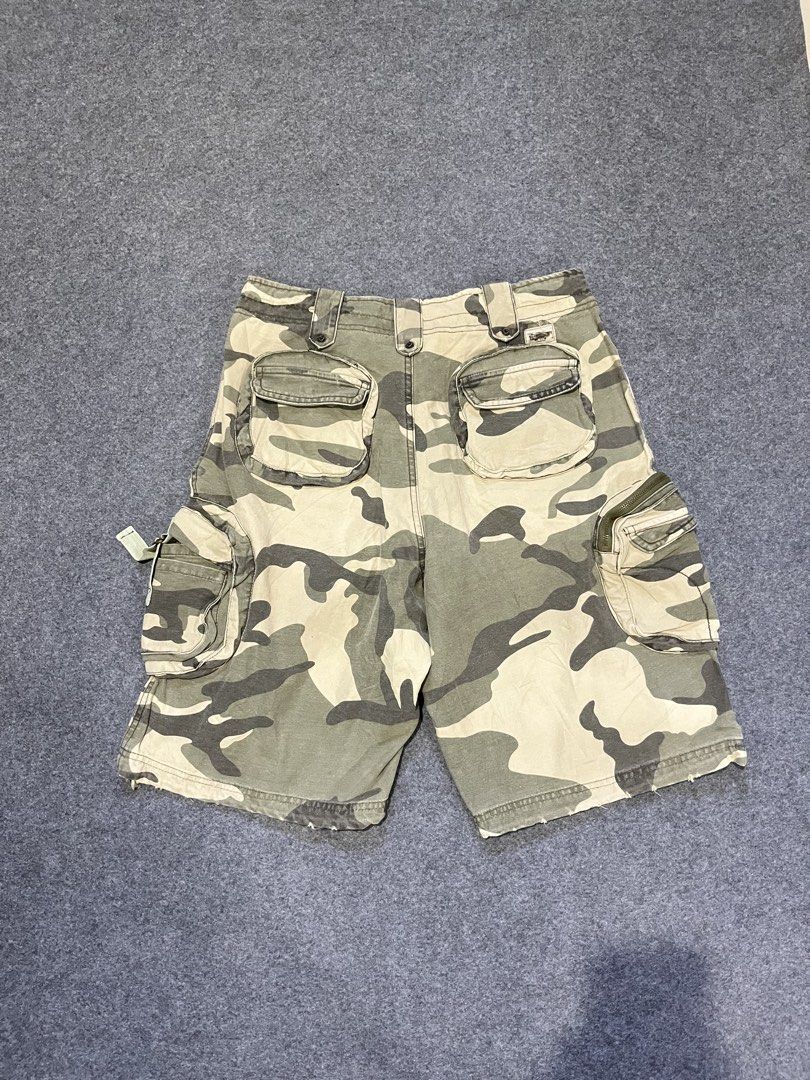Camouflage cargo short (Category: Shorts) located in Lapu Lapu. Submitted by jhonrener41426 (Listing ID 1470613021, Image 2). Description: Size 32 Length-22.5 Leg opening-12 Excellent condition Color rate 9.5/10 Authentic Issue none .